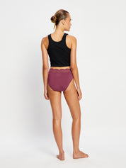 מבט מהגב על ביקיני סקסי - ספיגה גבוהה בצבע Plum Purple, המציג כיסוי ישבן רגיל. מידת הדוגמנית: XS
