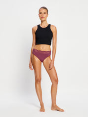 דוגמנית לובשת ביקיני סקסי - ספיגה גבוהה בצבע Plum Purple, במבט חזיתי. מידת הדוגמנית: XS