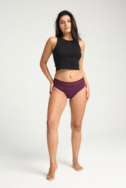 תחתונים למחזור ביקיני סקסי בספיגה גבוהה, מבט מלפנים על הגוף, מידת הדוגמנית: M