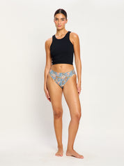 ביקיני ללא תפרים - ספיגה גבוהה. מידת הדוגמנית: S