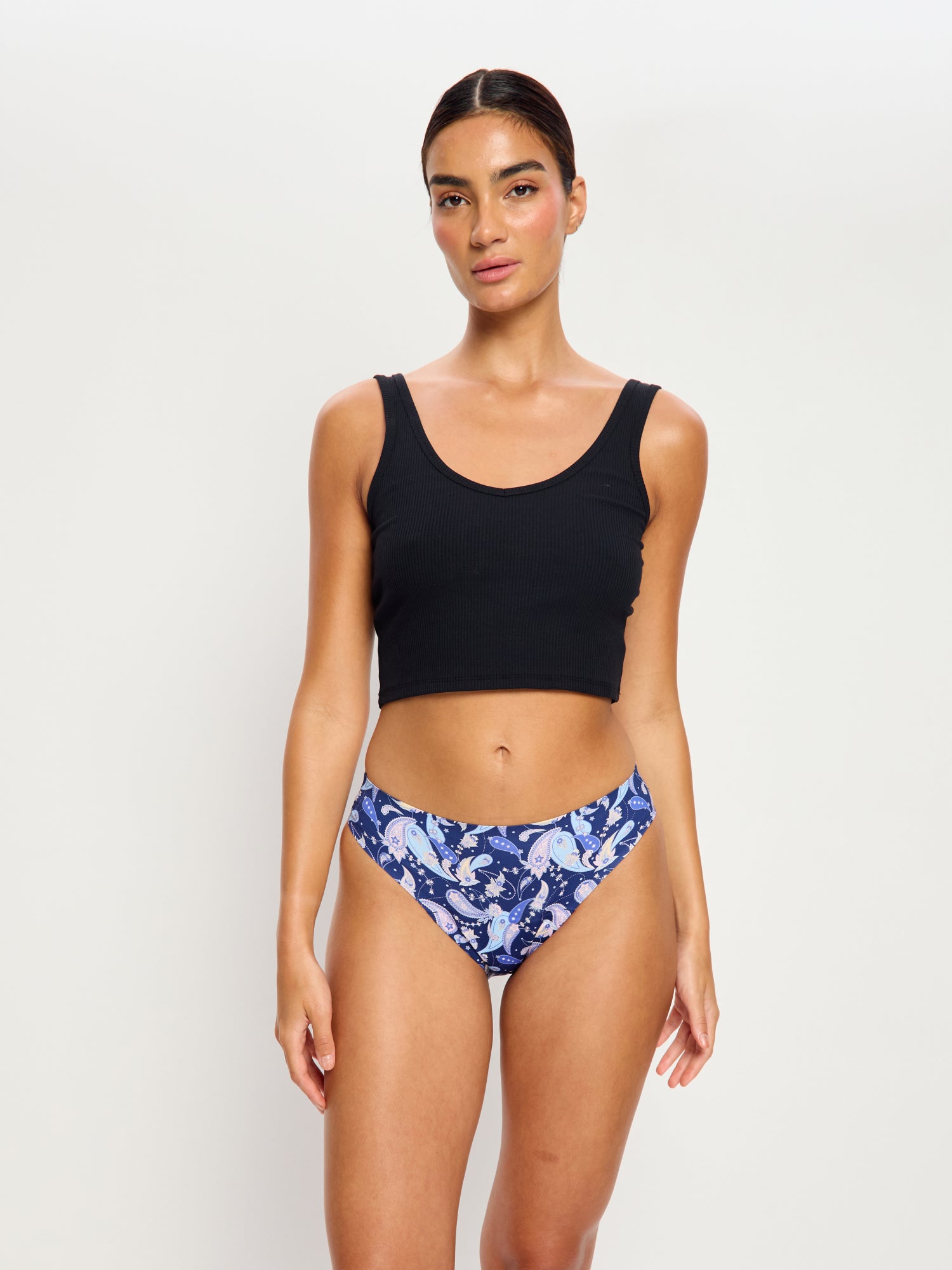 SFBIMHOPNW_MB_SeamfreeBikiniModerate_OpulentPaisleyNavy_Cropped_Zoe_S-10.jpg
