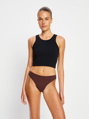 תקריב על חוטיני ללא תפרים - ספיגה קלה בצבע Cocoa Brown על הדוגמנית. מידת הדוגמנית: XS