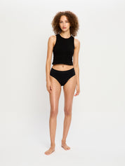 תחתונים למחזור דגם סופטסטרצ' ביקיני, גזרת אמצע עם כיסוי ישבן רגיל, מבט מלפנים על הגוף, מידת הדוגמנית - S