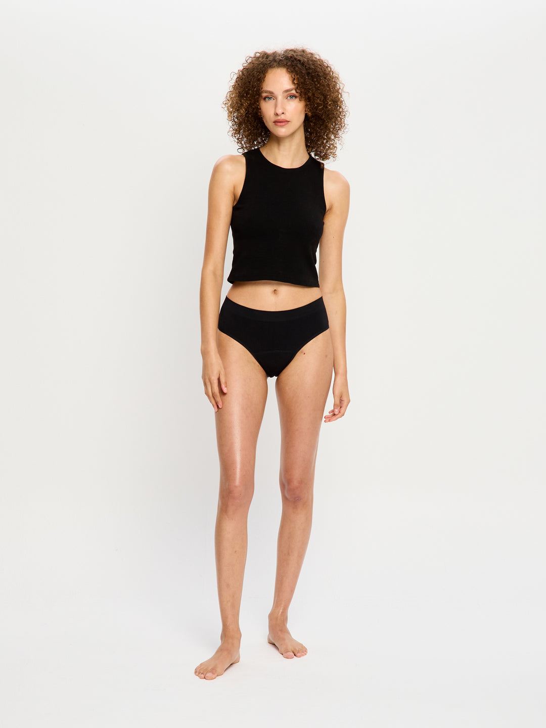 תחתונים למחזור דגם סופטסטרצ' ביקיני, גזרת אמצע עם כיסוי ישבן רגיל, מבט מלפנים על הגוף, מידת הדוגמנית - S