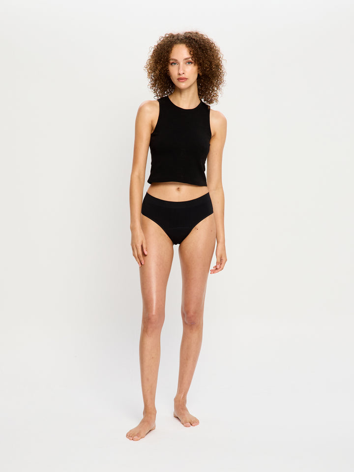 תחתונים למחזור דגם סופטסטרצ' ביקיני, גזרת אמצע עם כיסוי ישבן רגיל, מבט מלפנים על הגוף, מידת הדוגמנית - S