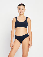 טופ מצידו השני בצבע כחול נייבי חלק, המאפשר גיוון בסטייל בקלות. מידת הדוגמנית- 10-12.