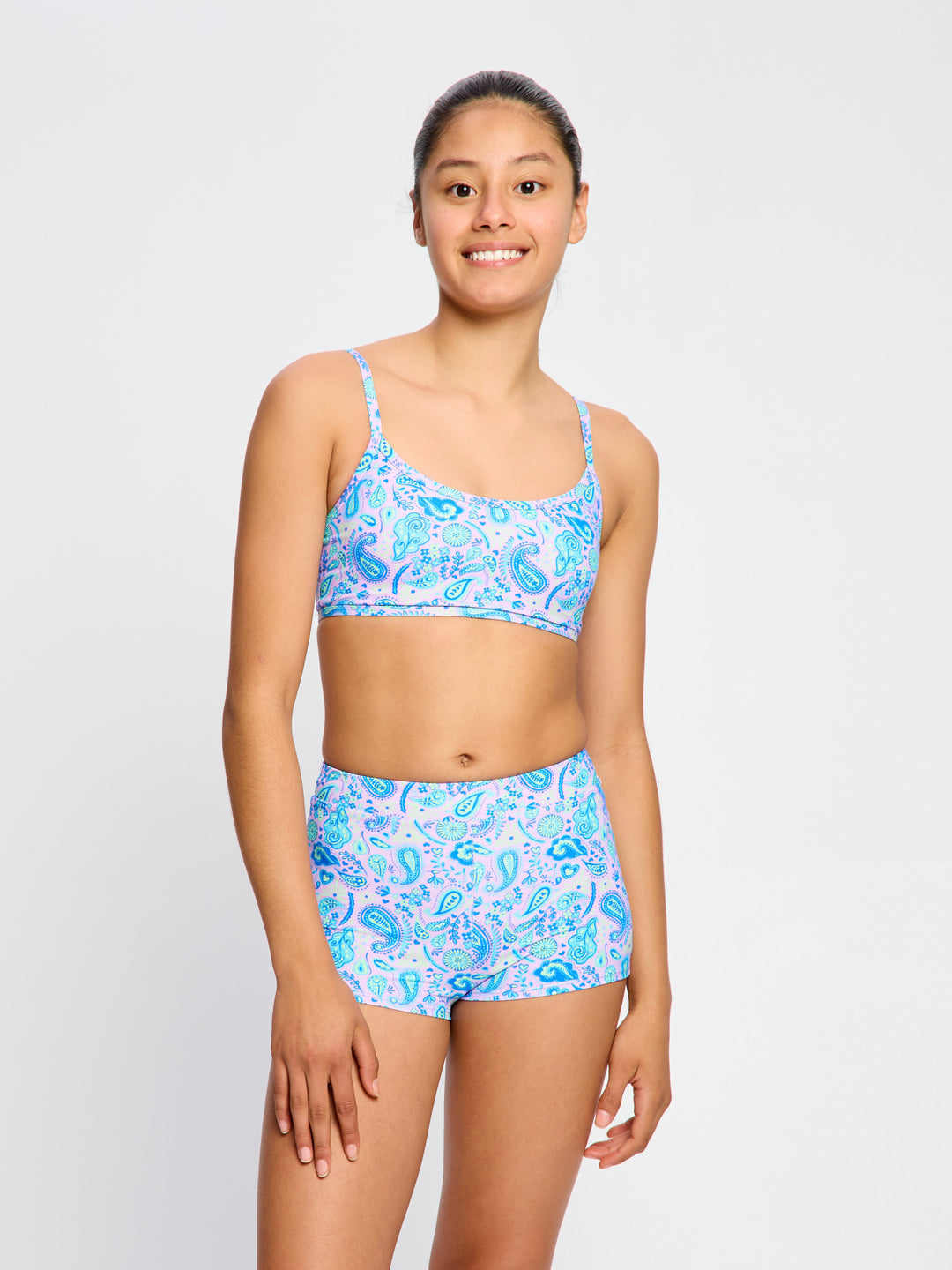 נערה בבגד ים מכנסון של מודיבודי, מבט מהחזית – הגנה מושלמת לשחייה בטוחה בזמן מחזור. מידת הדוגמנית- 10-12