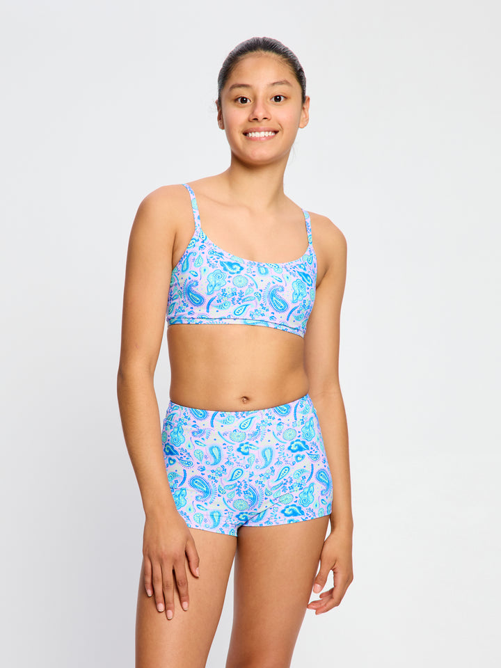 נערה בבגד ים מכנסון של מודיבודי, מבט מהחזית – הגנה מושלמת לשחייה בטוחה בזמן מחזור. מידת הדוגמנית- 10-12