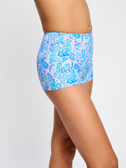 נערה בבגד ים מכנסון של מודיבודי, תקריב – הגנה מושלמת לשחייה בטוחה בזמן מחזור. מידת הדוגמנית- 10-12