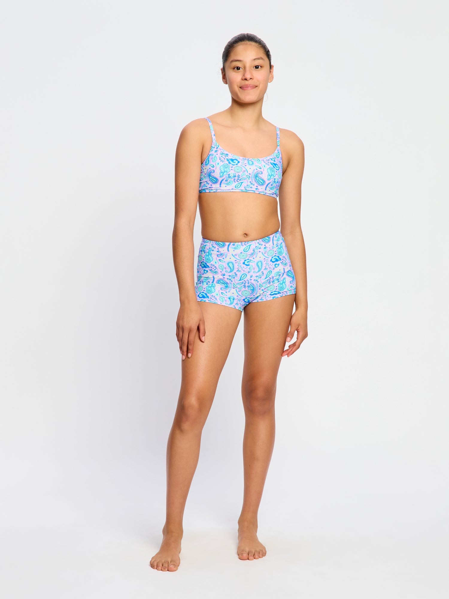 נערה בבגד ים מכנסון של מודיבודי, מבט מהחזית – הגנה מושלמת לשחייה בטוחה בזמן מחזור. מידת הדוגמנית- 10-12