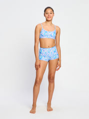 נערה בבגד ים מכנסון של מודיבודי, מבט מהחזית – הגנה מושלמת לשחייה בטוחה בזמן מחזור. מידת הדוגמנית- 10-12