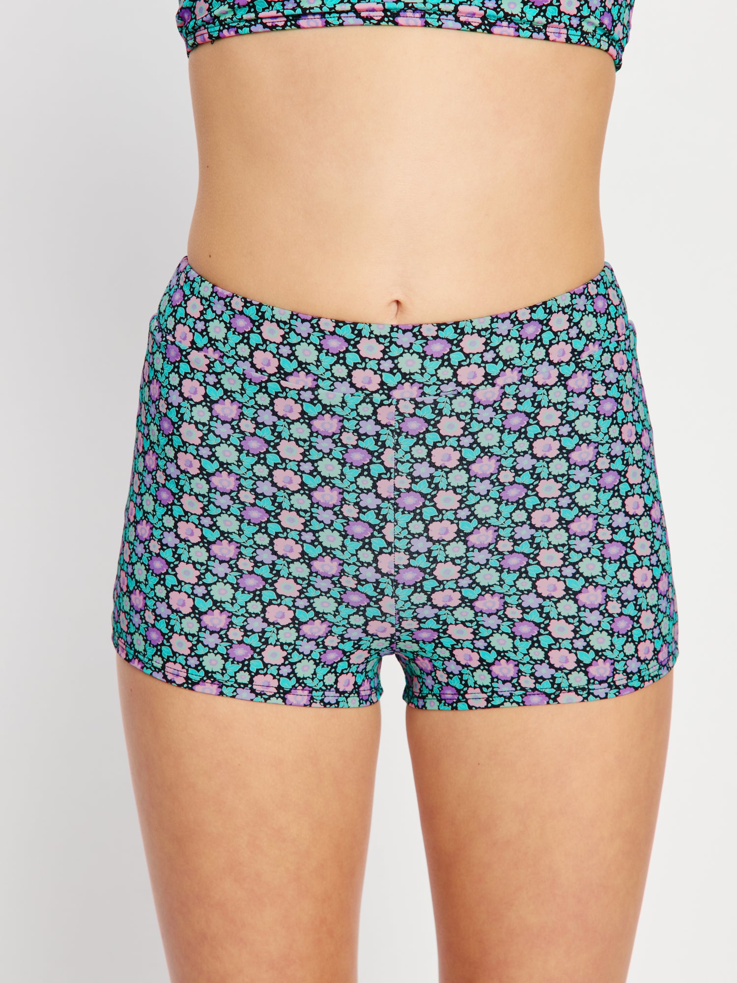 מכנסון בגד ים סופג לנערות בהדפס פרחוני שחור מבט מלפנים. מידת הדוגמנית: Youth 10-12