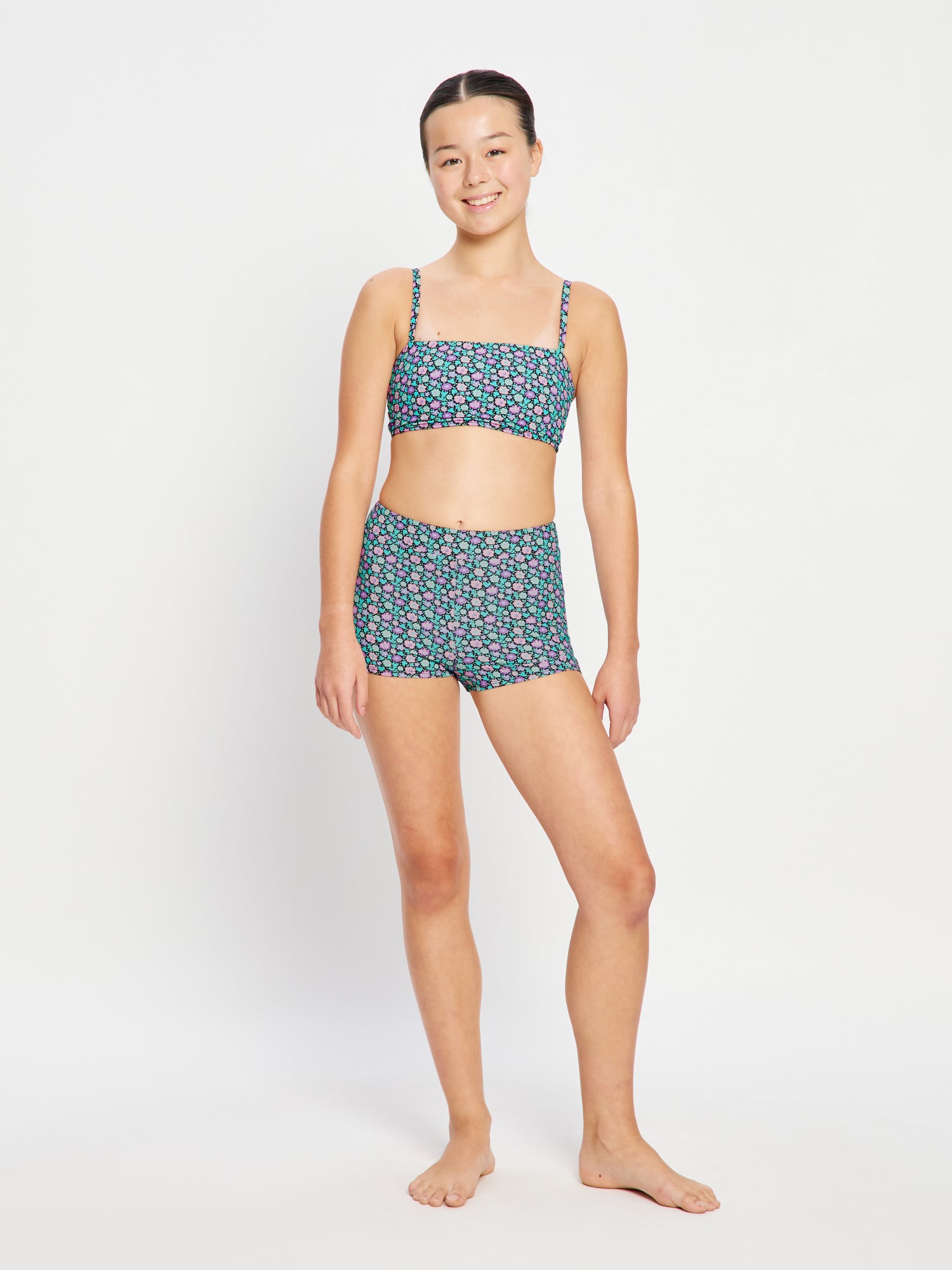 מכנסון בגד ים סופג לנערות בהדפס פרחוני שחור מבט מלפנים. מידת הדוגמנית: Youth 10-12