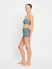 מכנסון בגד ים סופג לנערות בהדפס פרחוני שחור מבט מהצד. מידת הדוגמנית: Youth 10-12