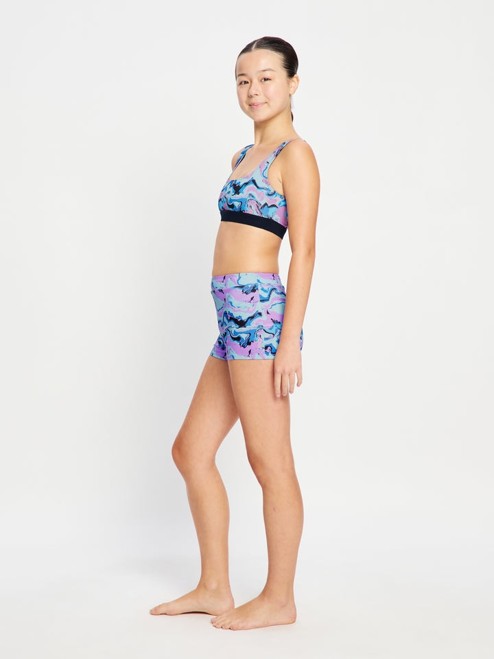 מכנסון בגד ים ספורטיבי לנערות במבט מהצד, מחטב ומאפשר תנועה חופשית במים.