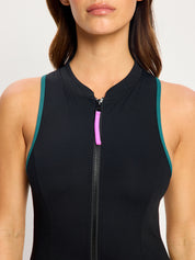 בגד ים שלם למחזור פומה עם רוכסן קדמי וצווארון גבוה מבט מלפנים. מידת הדוגמנית: S