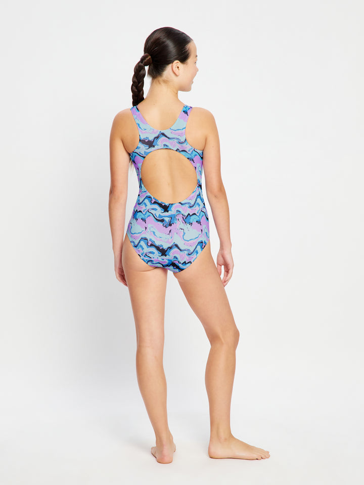 מבט מהגב על בגד ים רייסרבק לנערות, המציג את חיתוך הכתפיות הספורטיבי המאפשר תנועה חופשית בידיים ובכתפיים. מידת הדוגמנית- 10-12