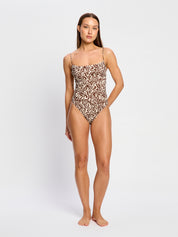 לובשת בגד ים שלם דגם String Back מידת הדוגמנית- S