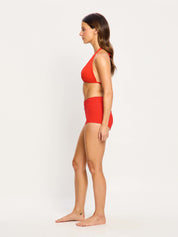 דוגמנית לובשת מכנסון בגד ים מבט צידי. מידת הדוגמנית - S