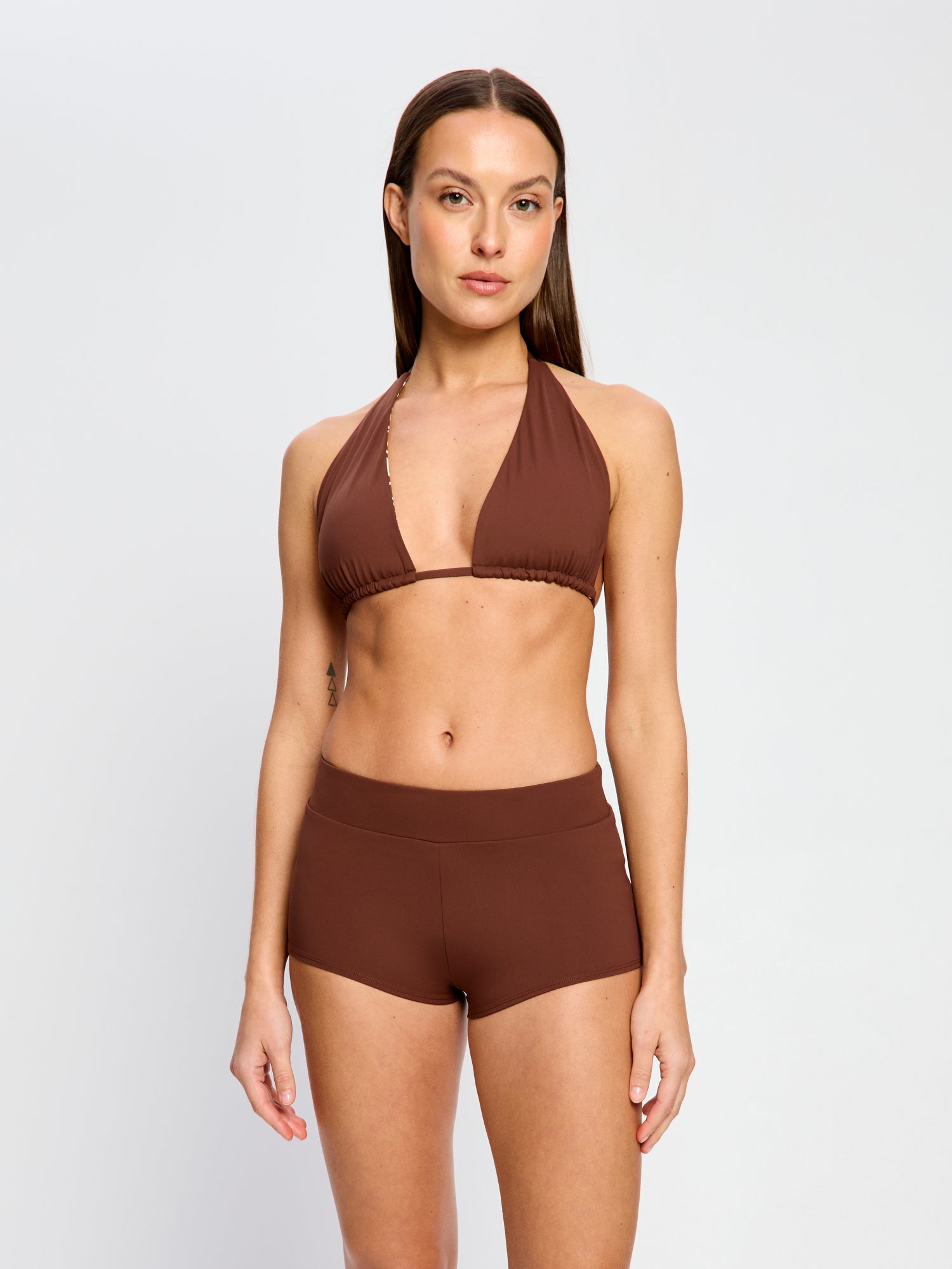 דוגמנית לובשת טופ בגד ים ורסטילי (Chocolate) קשירה סביב הצוואר, מבט חזיתי. מידת הדוגמנית- S