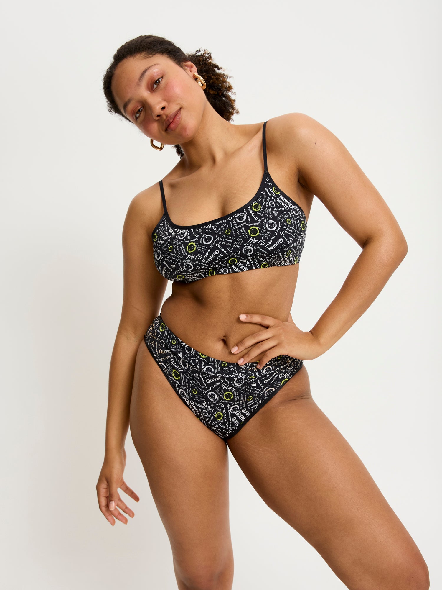 דוגמנית לובשת את הטופ של סמיילי-וורלד, מבט מהחזית. מידת הדוגמנית: L