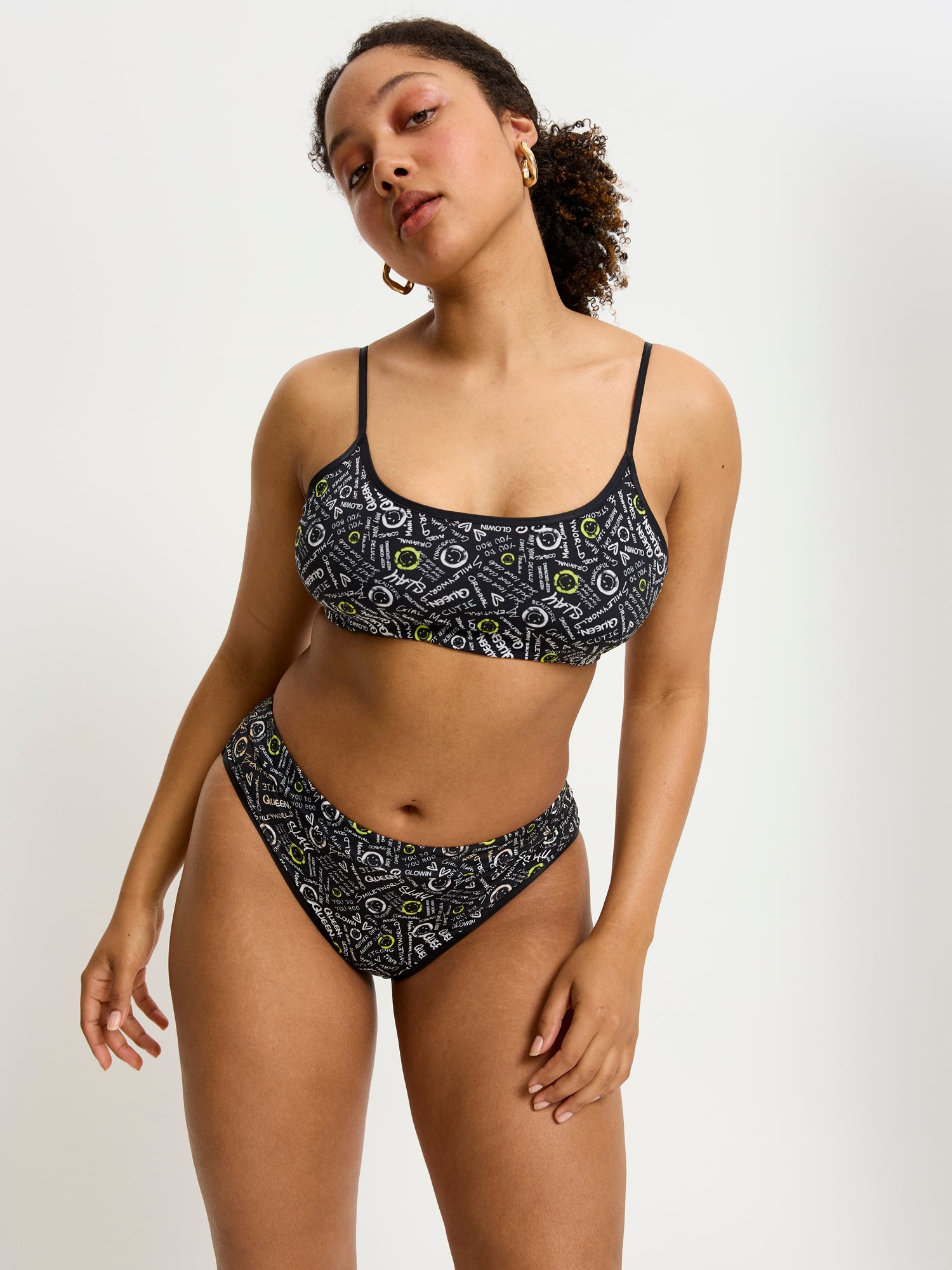 דוגמנית לובשת תחתון צ'יקי בריף מקולקציית סמיילי-וורלד, מבט מהחזית המציג את המותן האלסטית החלקה. מידת הדוגמנית: L