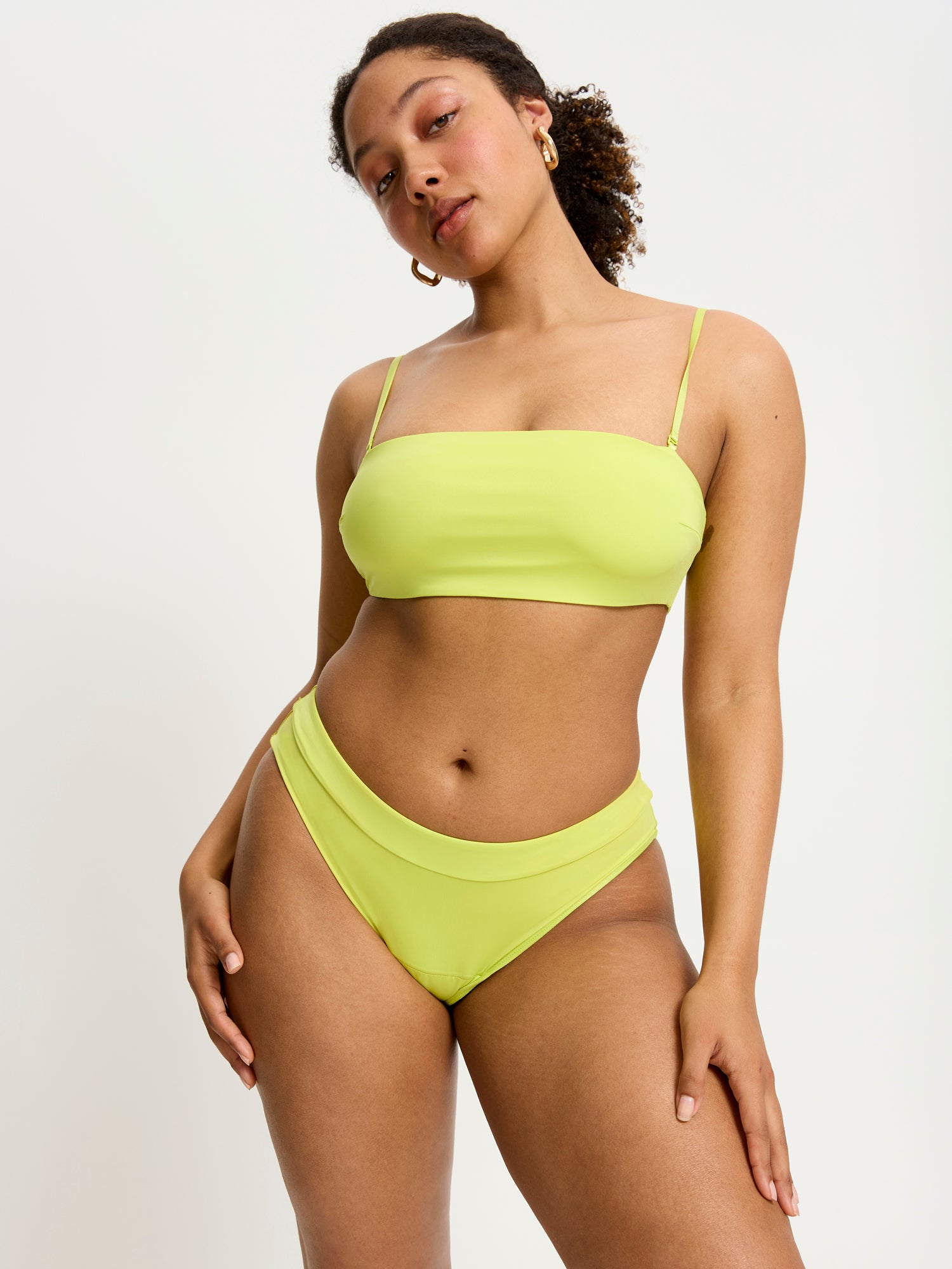 דוגמנית לובשת תחתון צ'יקי בריף מקולקציית סמיילי-וורלד, מבט מהחזית המציג את הגזרה החלקה. מידת הדוגמנית L