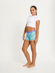 תחתונים למחזור לנערות דגם בוישורטס עם הדפס צבעוני וגומי רחב, מבט מהצד על הגוף, מידת הדוגמנית: 12-14