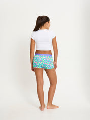 תחתונים למחזור לנערות דגם בוישורטס עם הדפס צבעוני וגומי רחב, מבט מאחור על הגוף, מידת הדוגמנית: 12-14