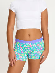 תחתונים למחזור לנערות דגם בוישורטס עם הדפס צבעוני וגומי רחב, מבט מלפנים על הגוף, מידת הדוגמנית: 12-14