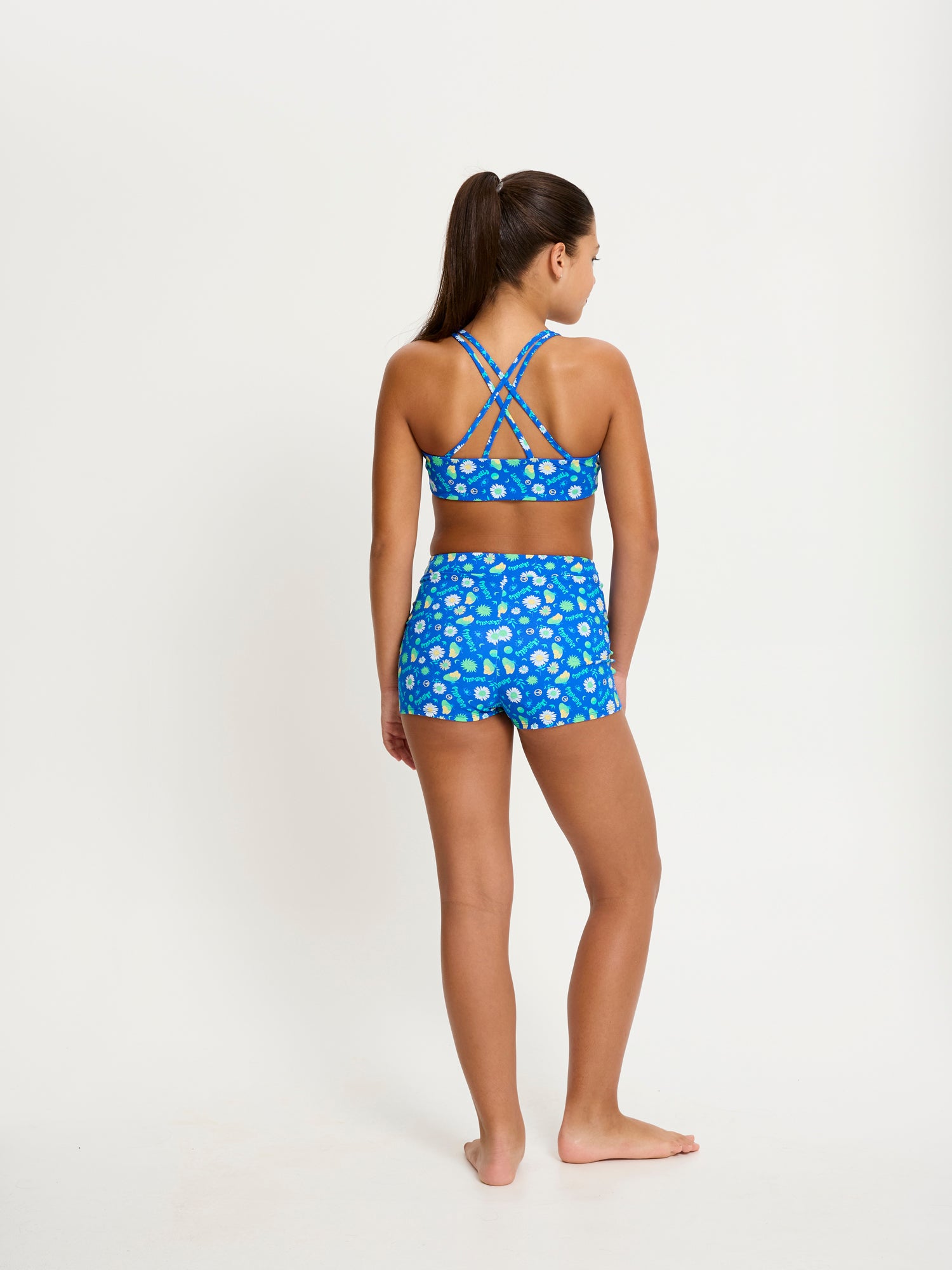 מכנסון בגד ים לנערות עם הדפס SmileyWorld® צבעוני, מבט מאחור המציג את גזרת המכנסון הנוחה, מידת הדוגמנית: 12-14