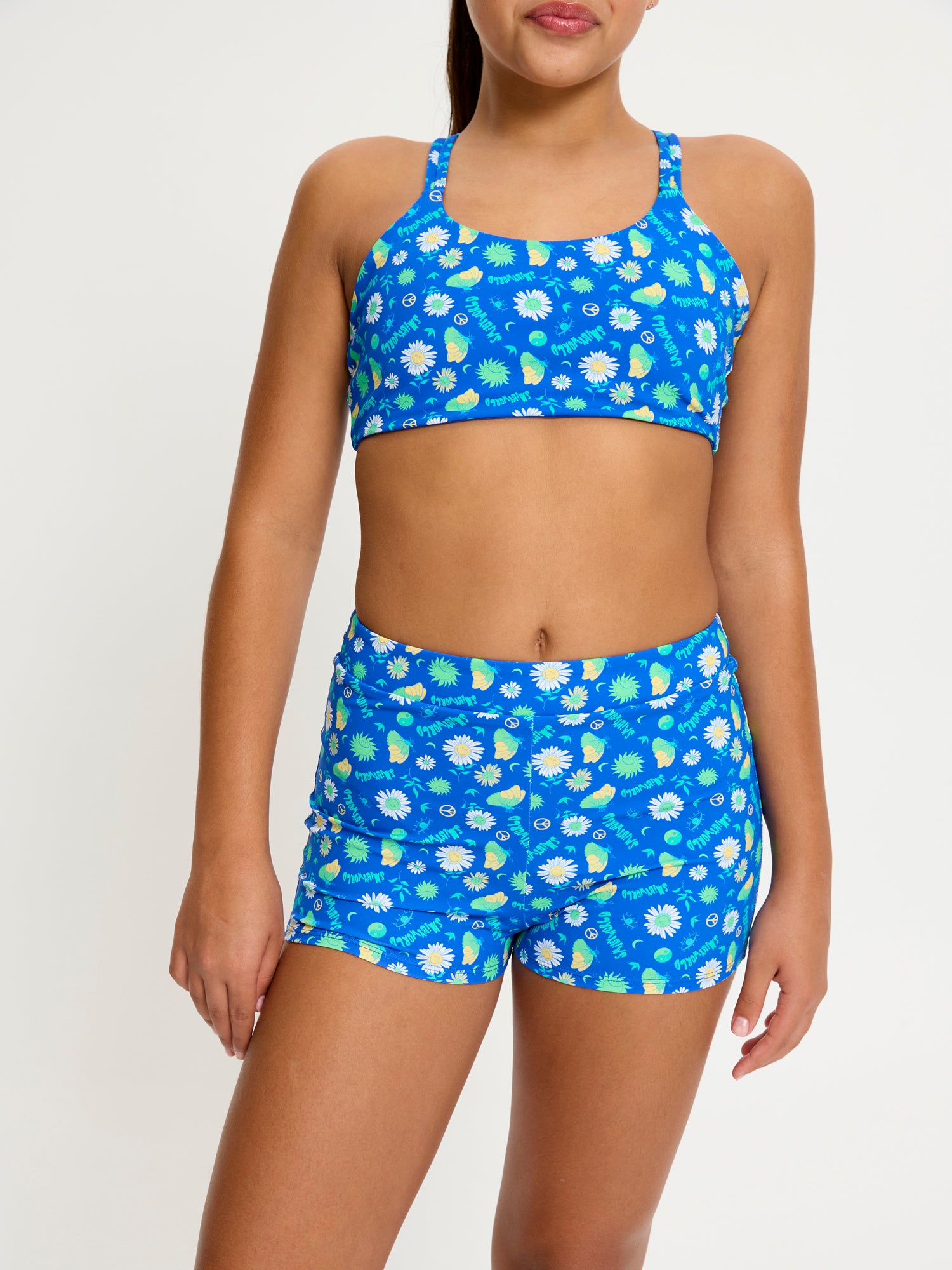 מכנסון בגד ים לנערות עם הדפס SmileyWorld® צבעוני, מבט מלפנים המציג את גזרת המכנסון הנוחה, מידת הדוגמנית: 12-14