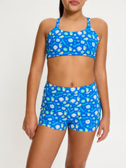 מכנסון בגד ים לנערות עם הדפס SmileyWorld® צבעוני, מבט מלפנים המציג את גזרת המכנסון הנוחה, מידת הדוגמנית: 12-14