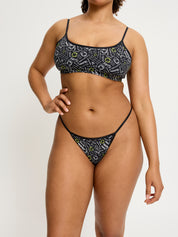 דוגמנית לובשת חוטיני מחזור מקולקציית סמיילי-וורלד, מבט מהחזית המציג את הגזרה המינימליסטית. מידת הדוגמנית: L