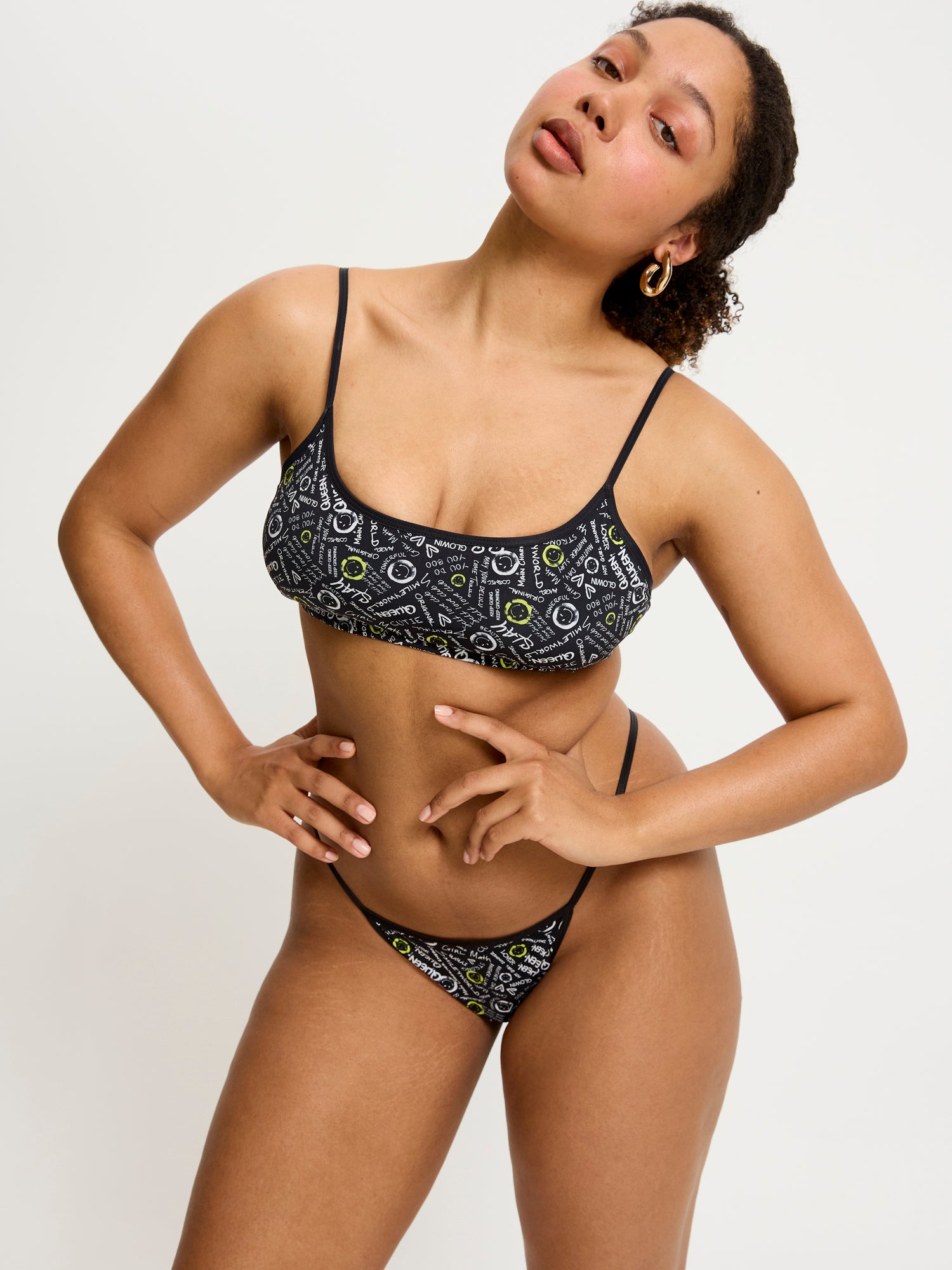 דוגמנית לובשת חוטיני מחזור מקולקציית סמיילי-וורלד, מבט מהחזית המציג את הגזרה המינימליסטית. מידת הדוגמנית: L