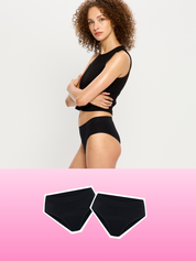 תחתונים למחזור דגם סופטסטרצ' ביקיני מארז זוגי, גזרת אמצע עם כיסוי ישבן רגיל, מבט מהצד על הגוף, מידת הדוגמנית - S