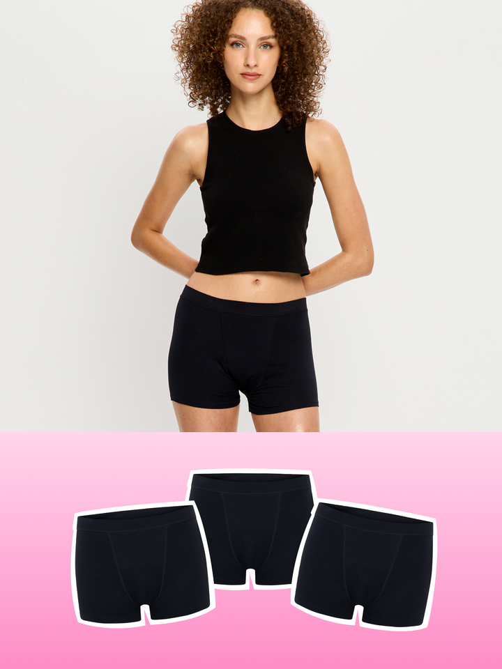 תחתונים למחזור דגם סופטסטרצ' בוישורטס מארז שלישייה, גזרת אמצע עם כיסוי ישבן מלא, מבט מלפנים על הגוף, מידת הדוגמנית - S