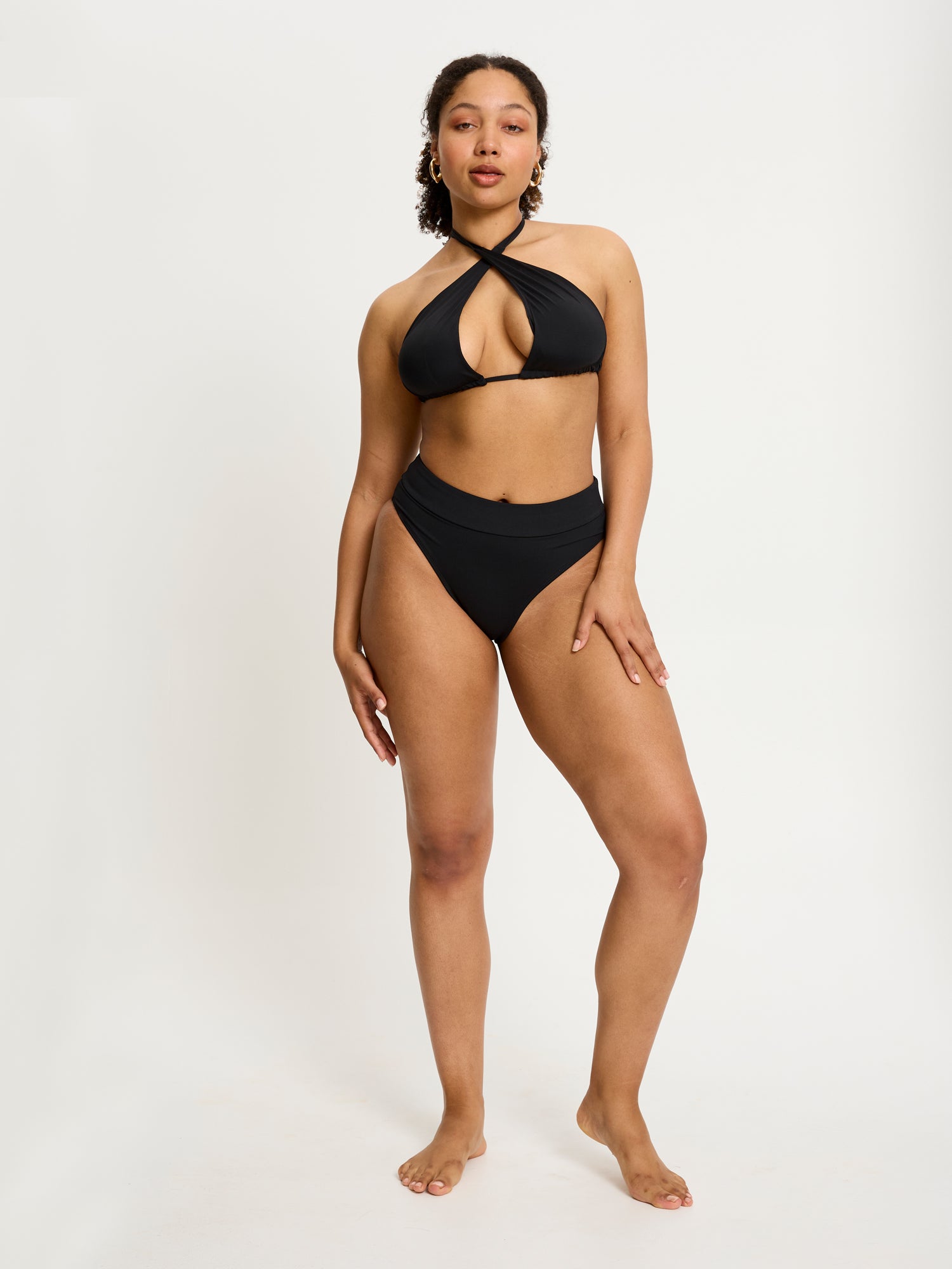 דוגמנית לובשת בגד ים היי-לג מבט חזיתי.