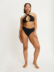 דוגמנית לובשת בגד ים היי-לג מבט חזיתי.