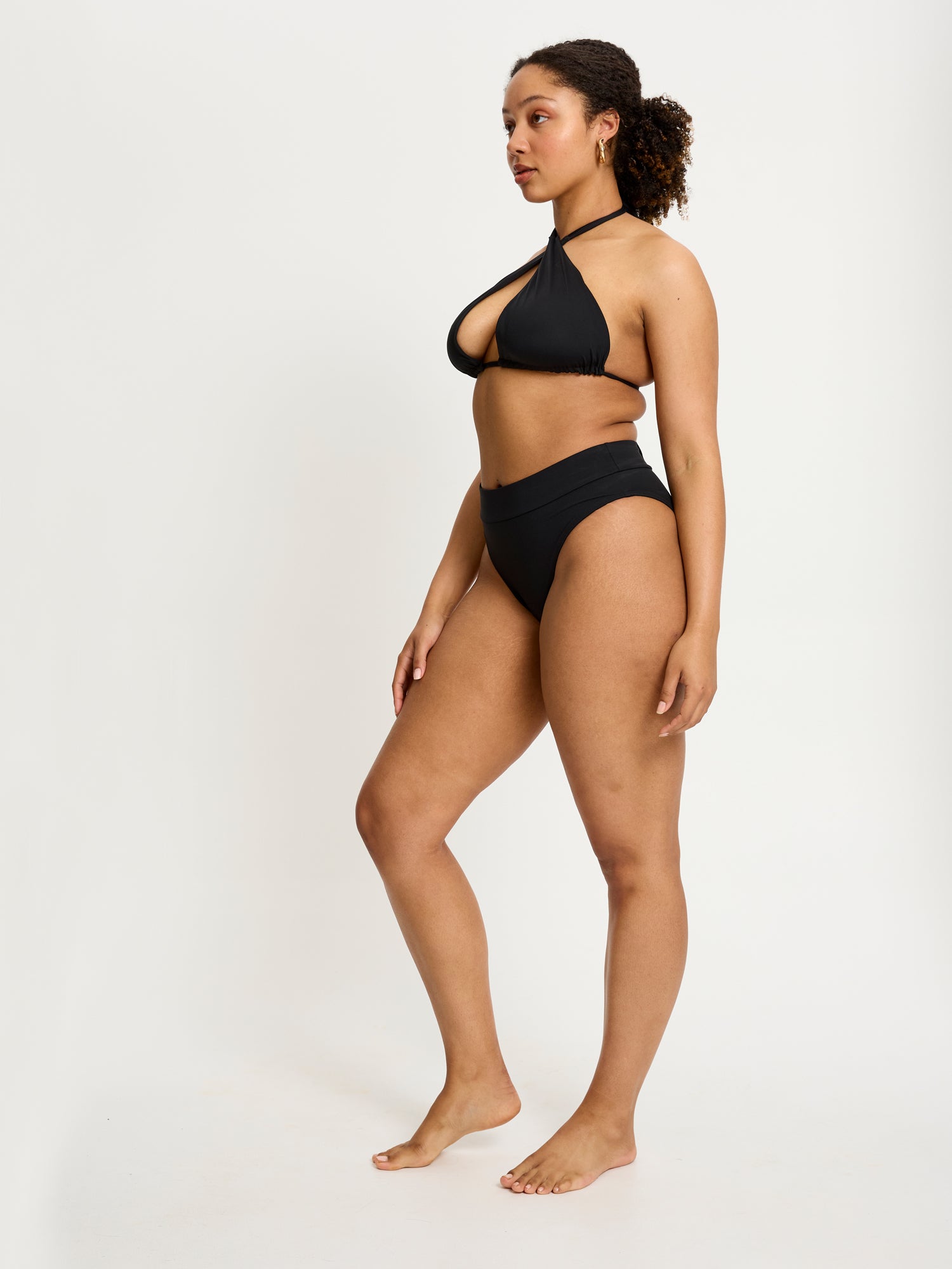 דוגמנית לובשת בגד ים היי-לג מבט צידי.