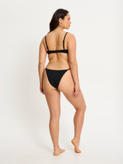 בגד ים טנגה חוט סופג למחזור חלק תחתון של מודיבודי, גזרה נמוכה עם כיסוי ישבן מינימלי, מידת הדוגמנית: S