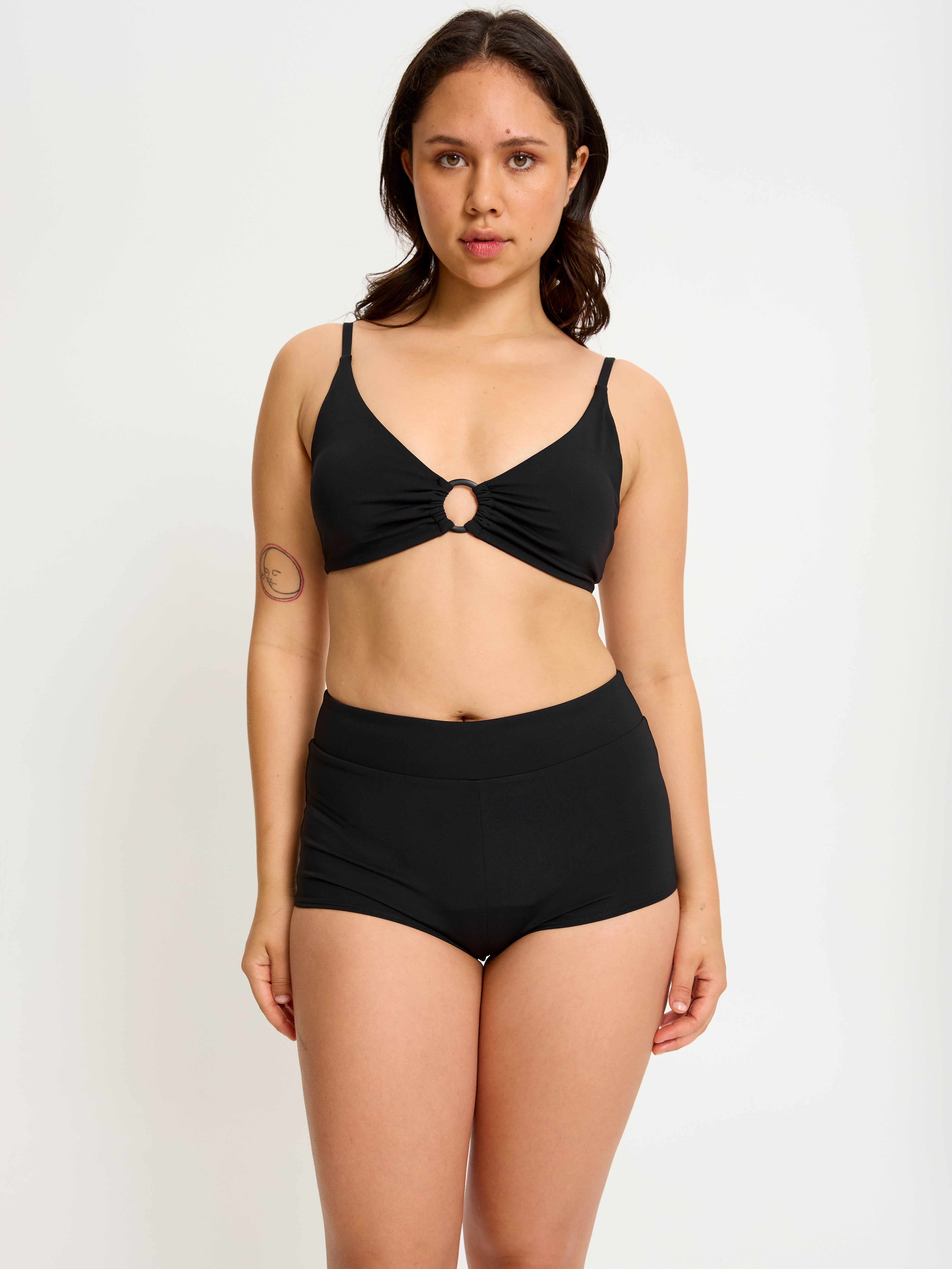 מכנסון בגד ים בצבע black
מידת הדוגמנית- s