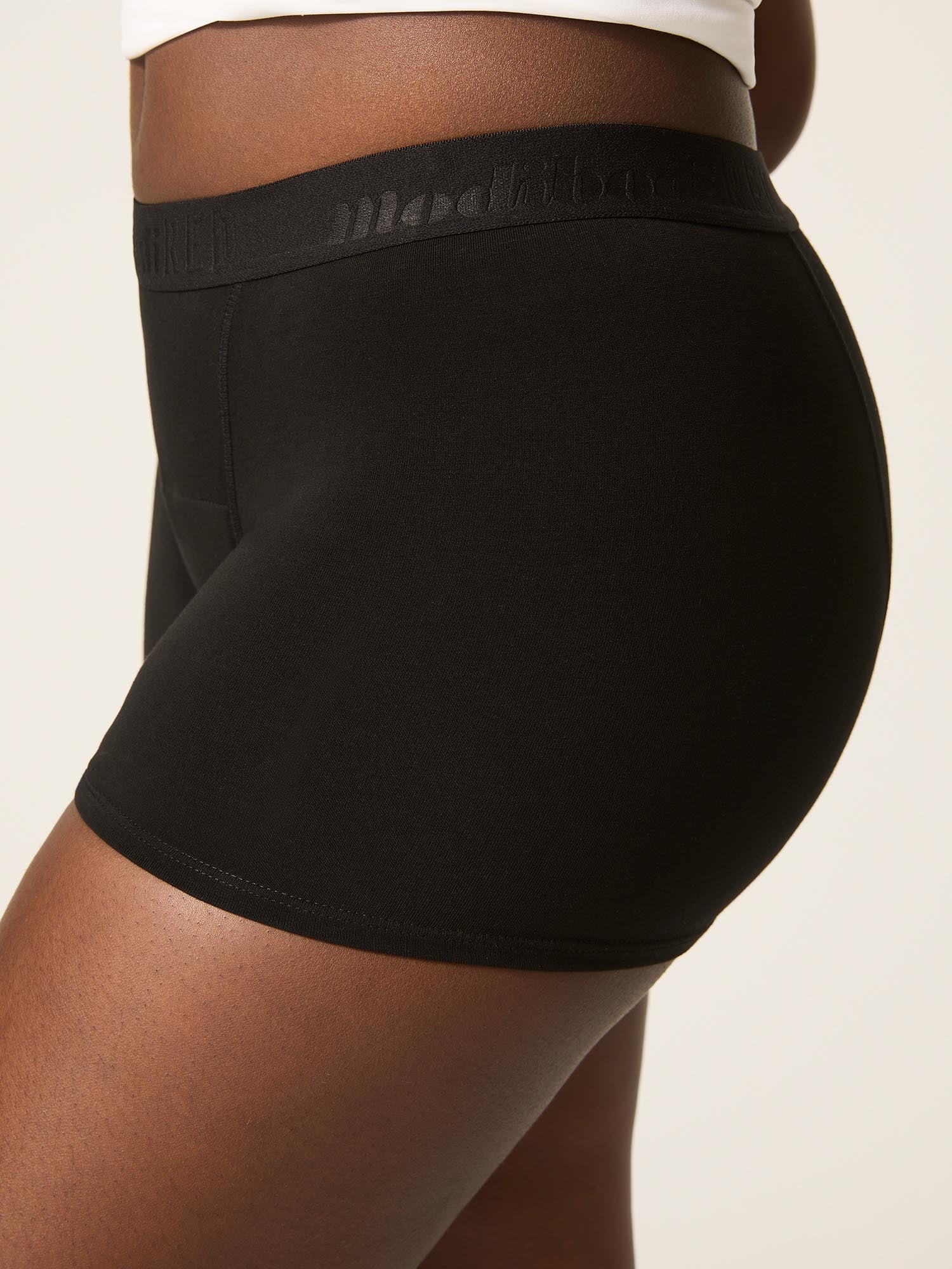 תחתונים למחזור לנערות דגם בוישורטס בספיגת סופר, גזרת אמצע עם גומי רחב, מבט תקריב על הגוף,  