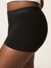 תחתונים למחזור לנערות דגם בוישורטס בספיגת סופר, גזרת אמצע עם גומי רחב, מבט תקריב על הגוף,  