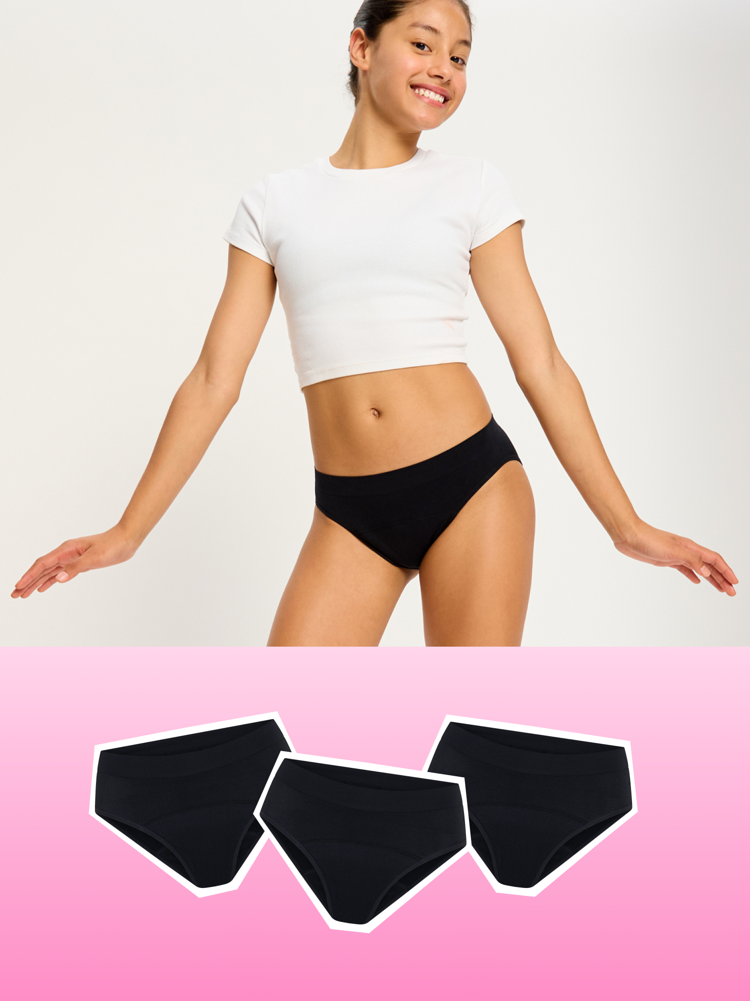 נערה לובשת תחתון סופטסטרצ' ביקיני בצבע שחור, מבט מהחזית, מדגיש את הגזרה ללא תפרים וכיסוי הישבן המלא. מידת הדוגמנית- Youth Small