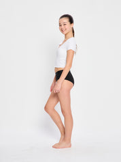 תחתונים למחזור לנערות דגם בוילג, מבט מהצד המציג את הגומי הרחב במותן והגזרה הנמוכה ברגליים, מידת הדוגמנית: 10-12