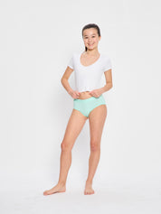 תחתונים למחזור לנערות דגם בוילג, מבט מלפנים המציג את הגומי הרחב במותן והגזרה הנמוכה ברגליים, מידת הדוגמנית: 10-12