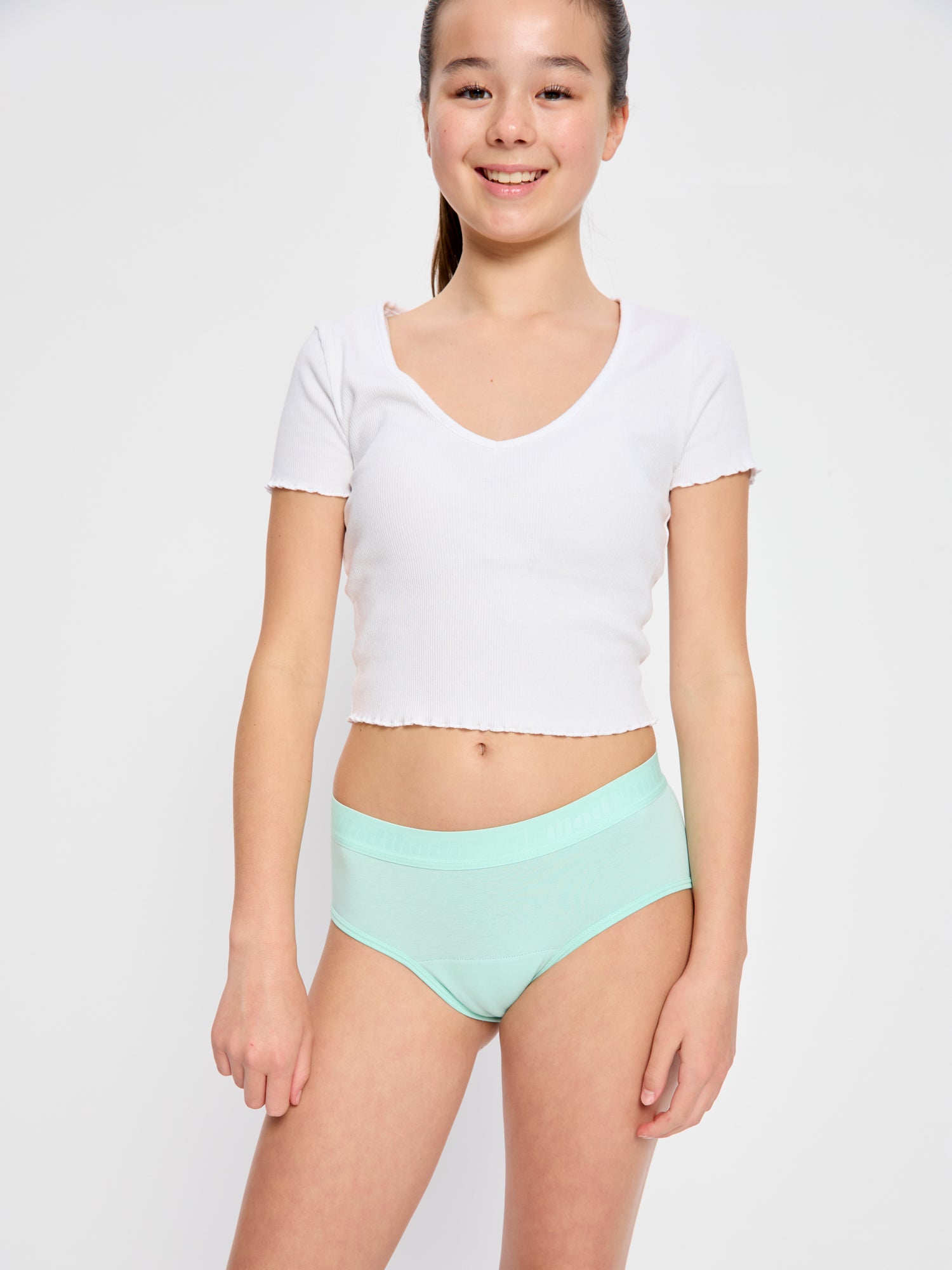 תחתונים למחזור לנערות דגם בוילג, מבט מלפנים המציג את הגומי הרחב במותן והגזרה הנמוכה ברגליים, מידת הדוגמנית: 10-12