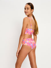 חלק תחתון של בגד ים סופג לנערות בגזרת היי-לג עם מפתח ירך גבוה, מבט מאחור המציג את הגזרה המחמיאה, מידת הדוגמנית: 12-14