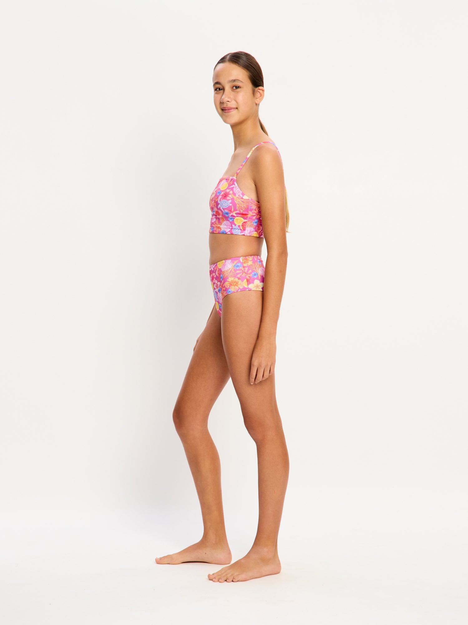 חלק תחתון של בגד ים סופג לנערות בגזרת היי-לג עם מפתח ירך גבוה, מבט מהצד המציג את הגזרה המחמיאה, מידת הדוגמנית: 12-14